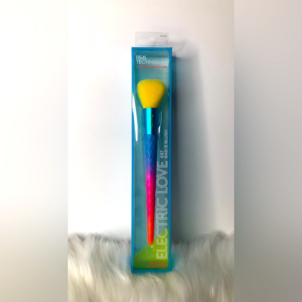 Real Techniques Limited Edition Electric Love Blush Makeup Brush - 037